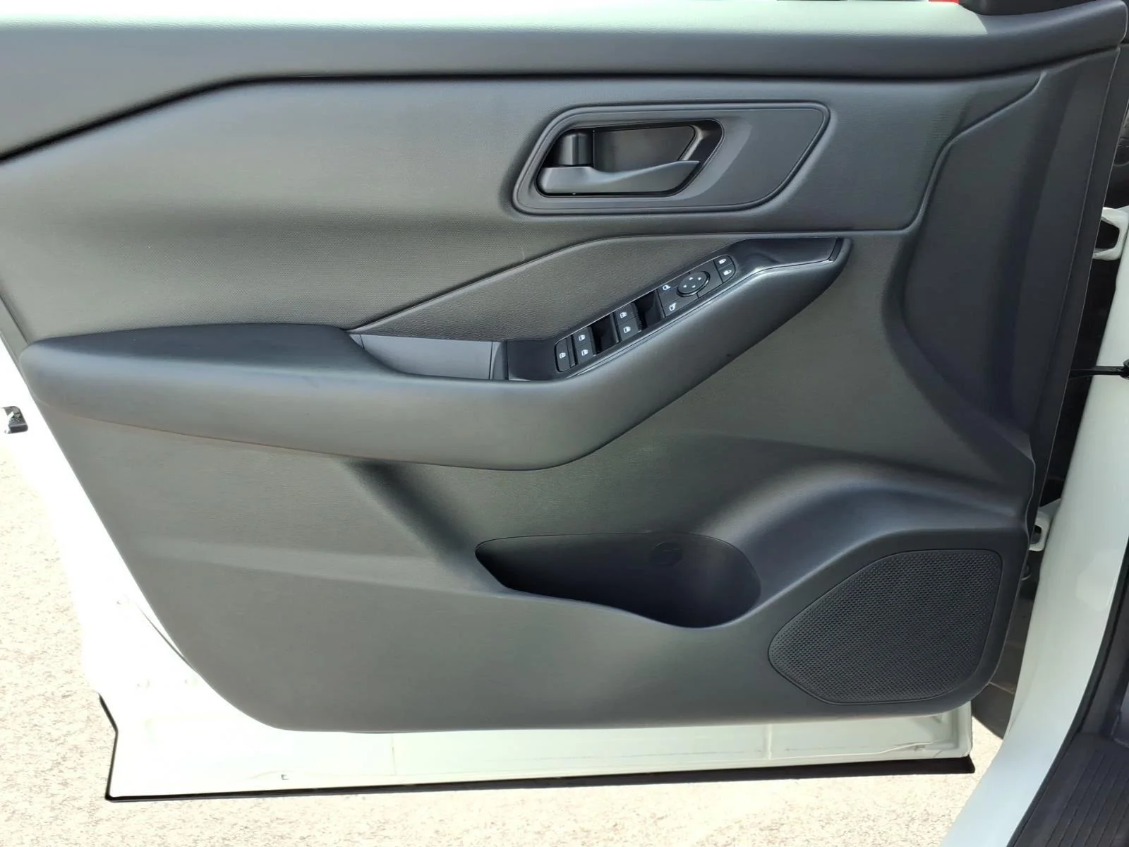Used 2025 Glacier White Nissan S image 27