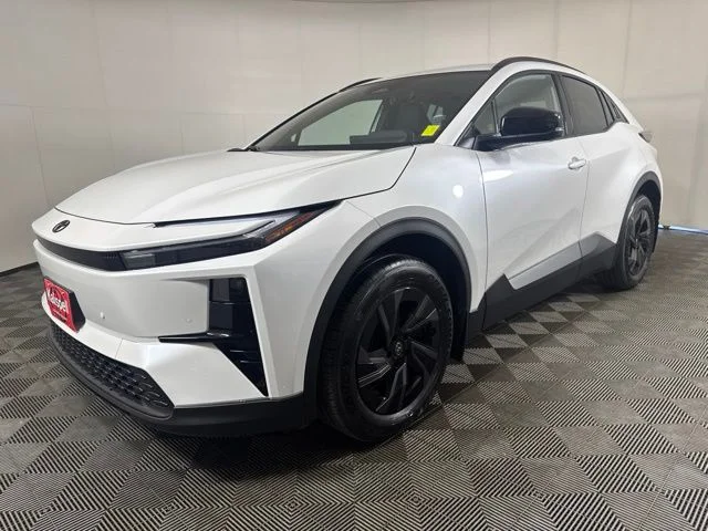 New 2026 Wind Chill Pearl <sup>1</sup> Toyota  SE image 8