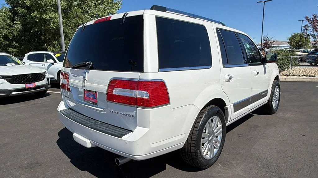 Used 2014 White Platinum Clearcoat Metallic Lincoln Base image 3