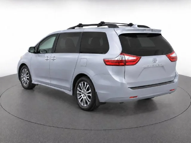 Used 2019 Celestial Silver Metallic Toyota XLE Auto Access Seat image 4