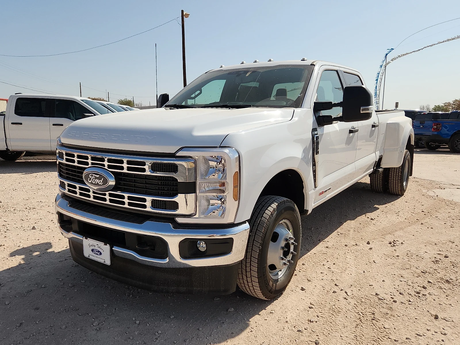 New 2027 Oxford White Ford XLT image 3