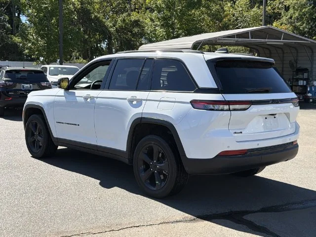 Used 2023 White Jeep Altitude X image 3