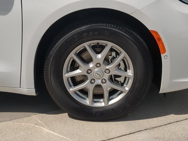 New 2026 Bright White Clear-Coat Exterior Paint Chrysler Select image 11