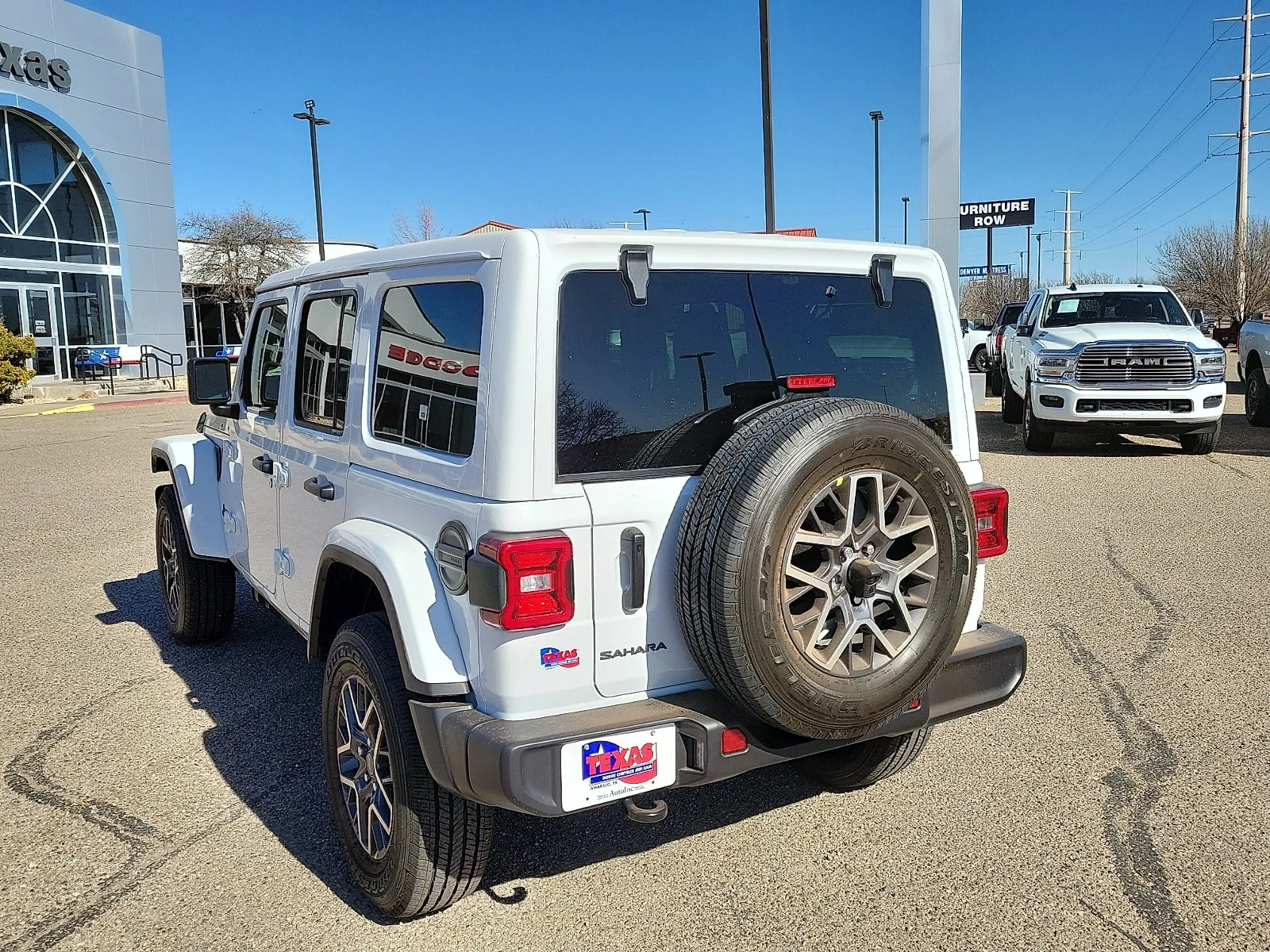 New 2026 PW7 Bright Whit Jeep 4-DOOR SAHARA image 3
