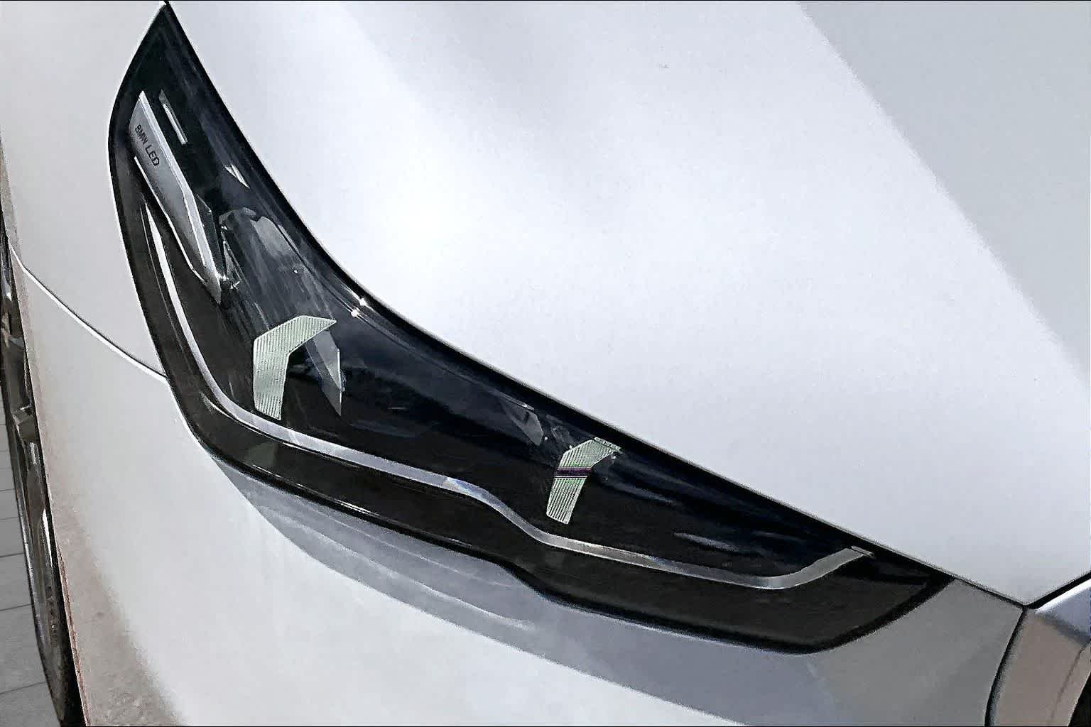 New 2026 Mineral White Metallic BMW 530i xDrive image 13