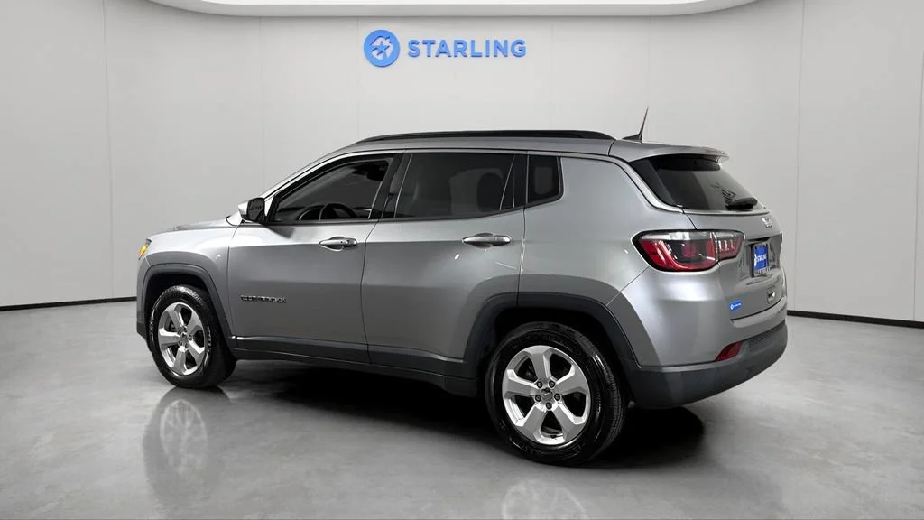 Used 2020 Silver Jeep Latitude FWD image 4