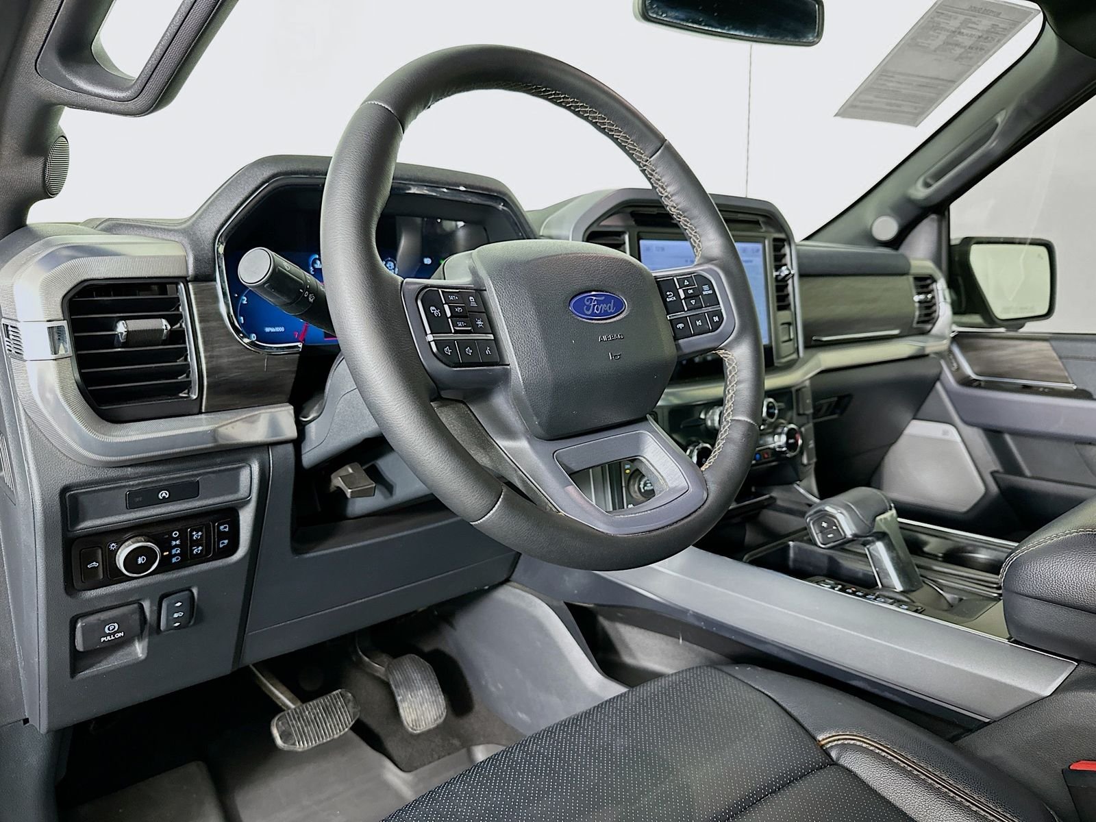 Used 2025 Oxford White Ford Lariat image 9