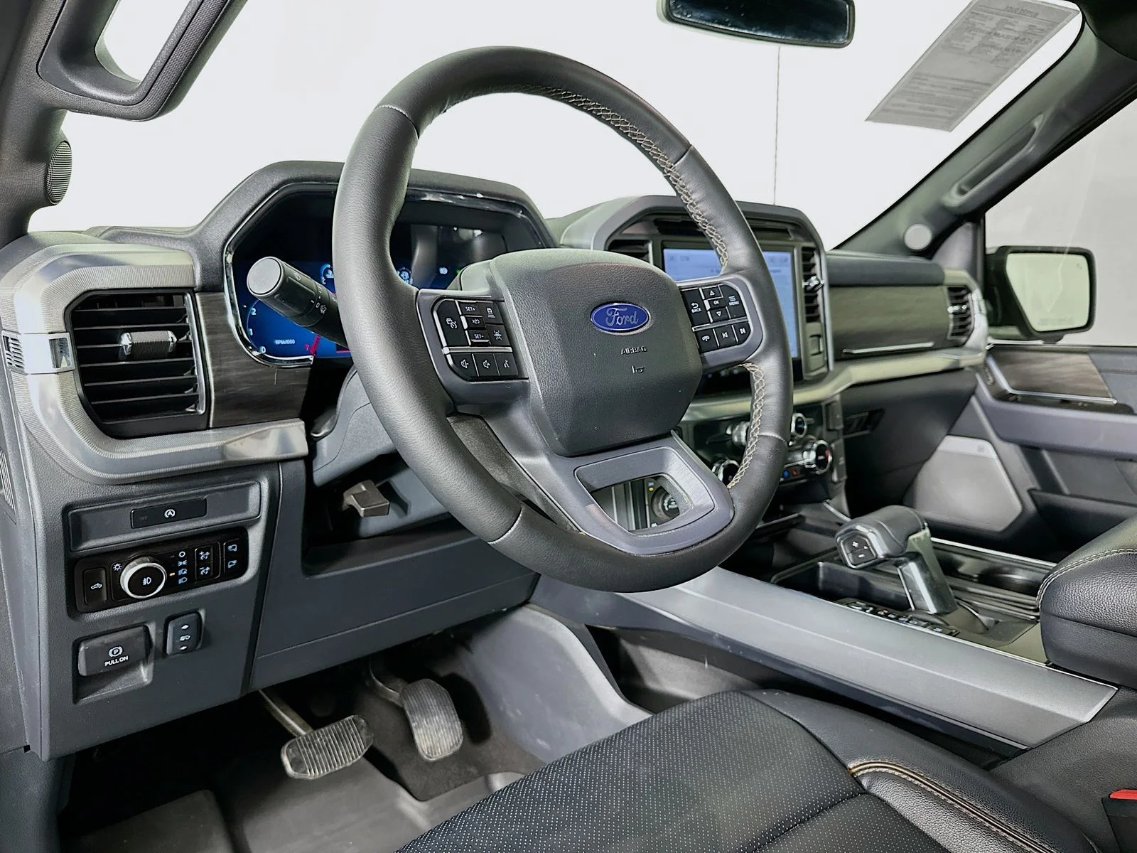 Used 2025 Oxford White Ford Lariat image 9