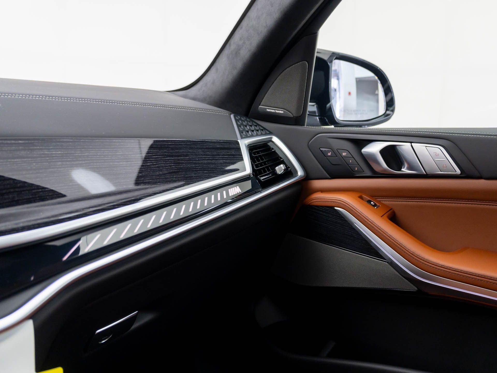 New 2027 Black Sapphire Metallic BMW M60i image 29