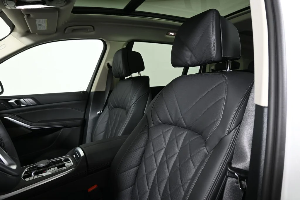 Used 2027 White BMW xDrive40i image 16