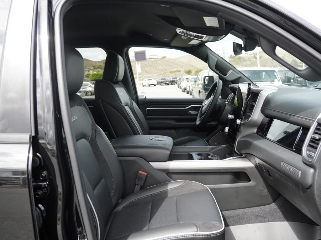 New 2026 Diamond Black Crystal Pearl-Coat Exterior Paint RAM Laramie image 20