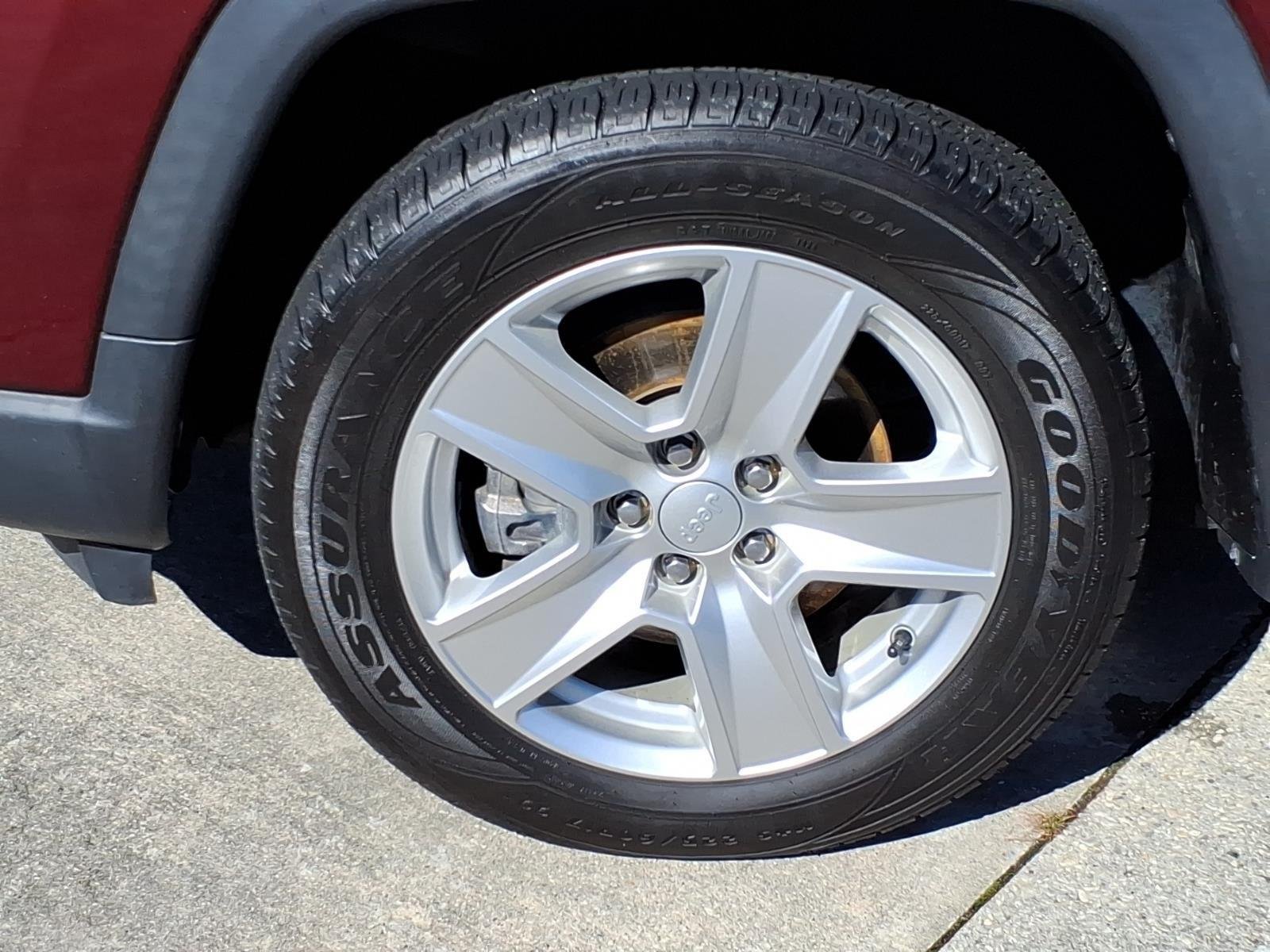 Used 2022 Velvet Red Pearlcoat Jeep Latitude image 4