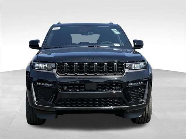 New 2026 Diamond Black Crystal Pearl-Coat Exterior Paint Jeep Limited Reserve image 3