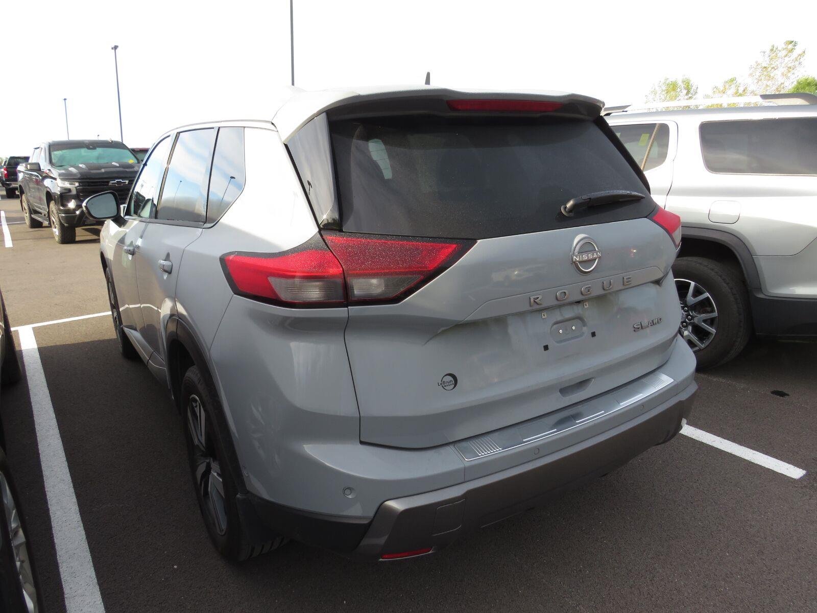 Used 2024 Boulder Gray Pearl Nissan SL image 13