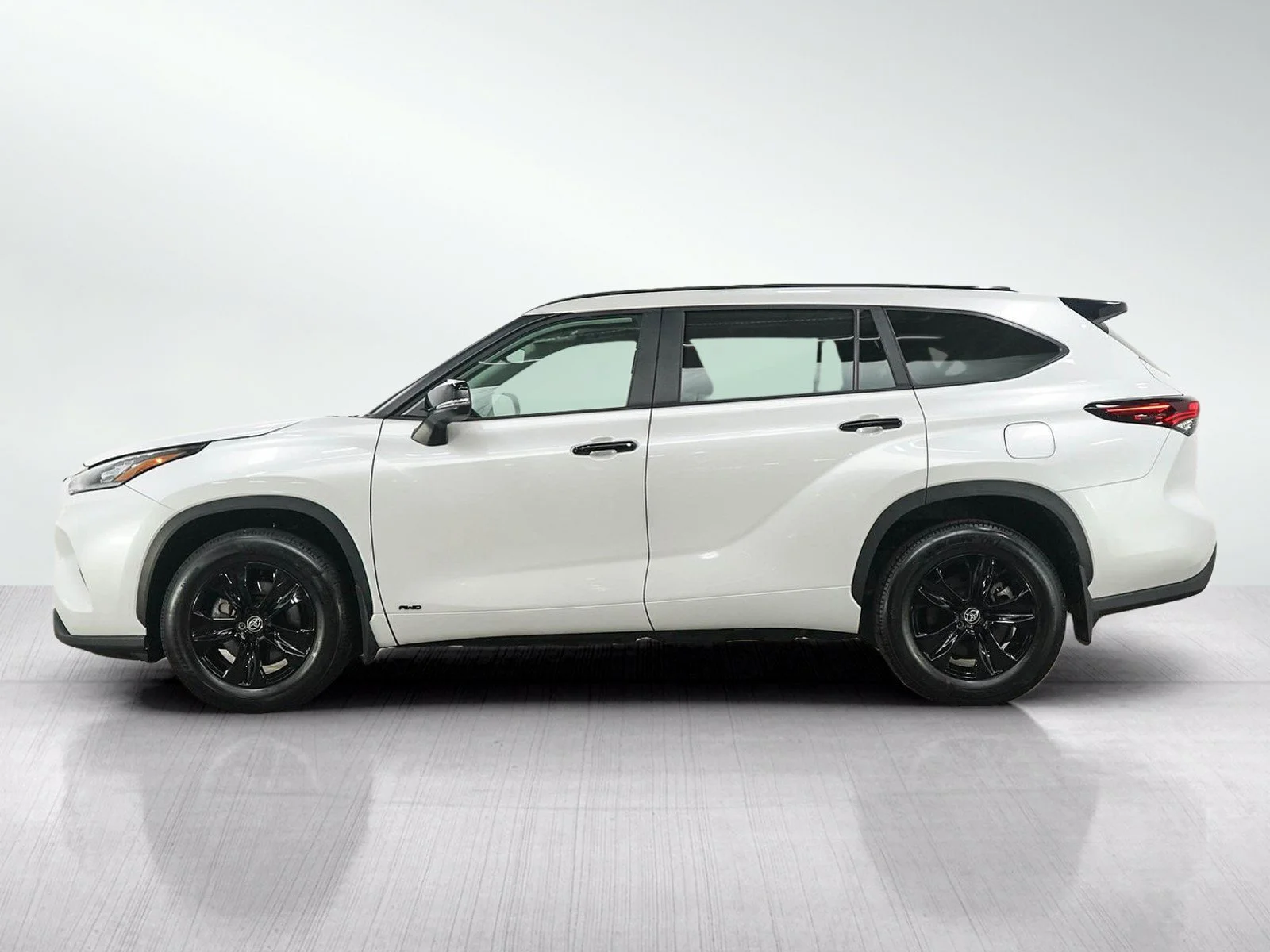 Used 2025 Toyota Highlander XLE with VIN 5TDKBRCH1SS686946 for sale in Burnsville, Minnesota