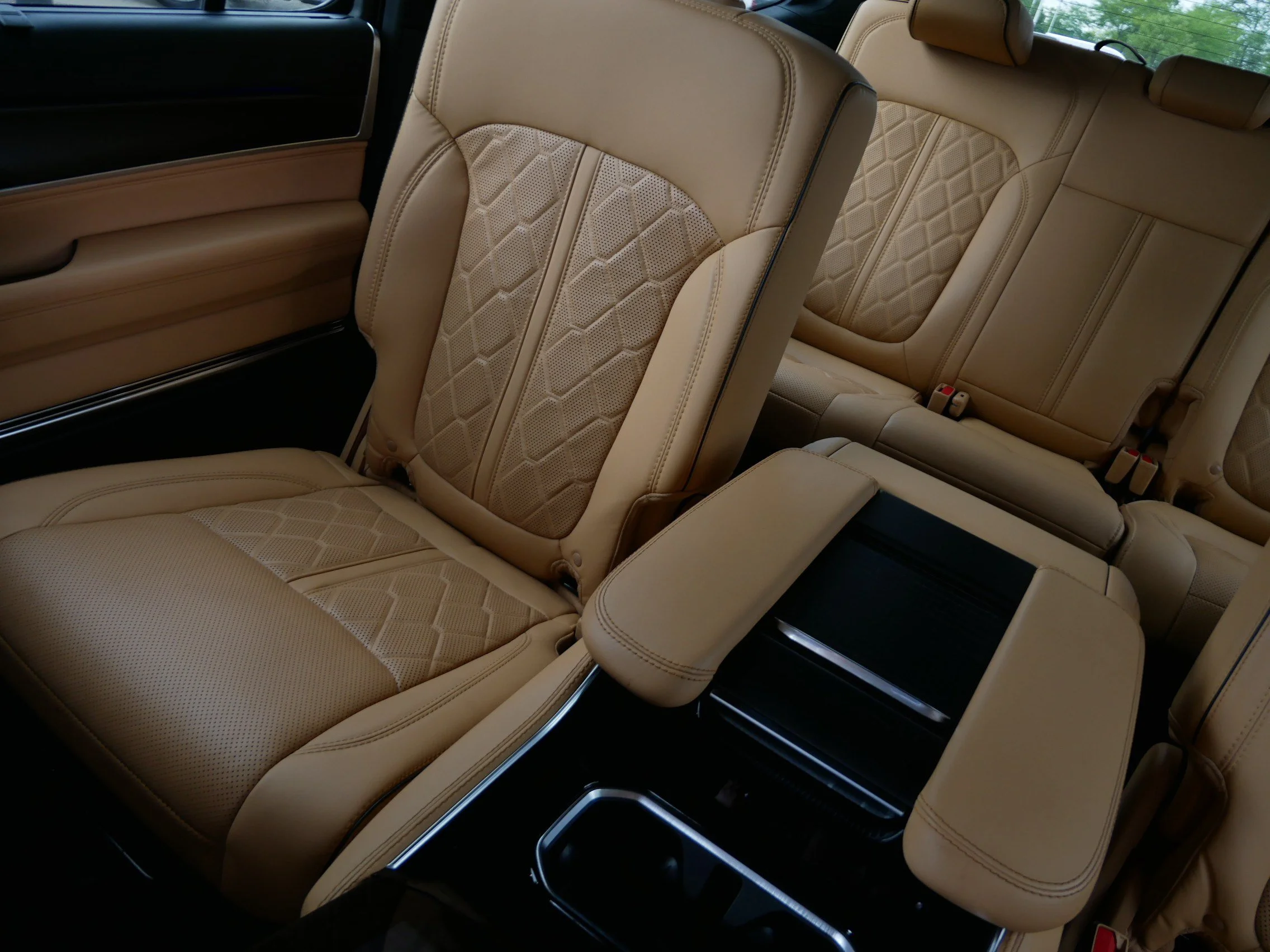 Used 2025 Diamond Black Crystal Pearlcoat Jeep Series III Obsidian image 12