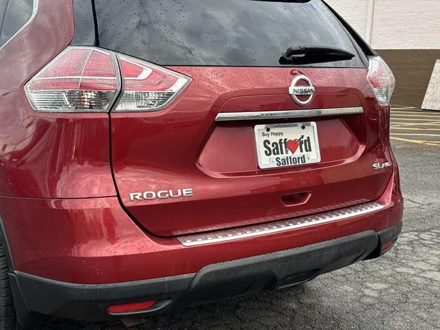 Used 2015 Red Nissan SL image 10
