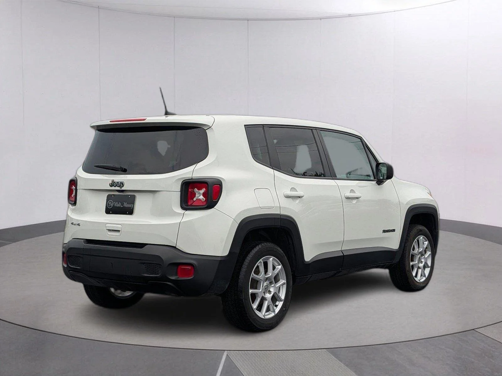 Used 2023 Alpine White Clearcoat Jeep Latitude image 5