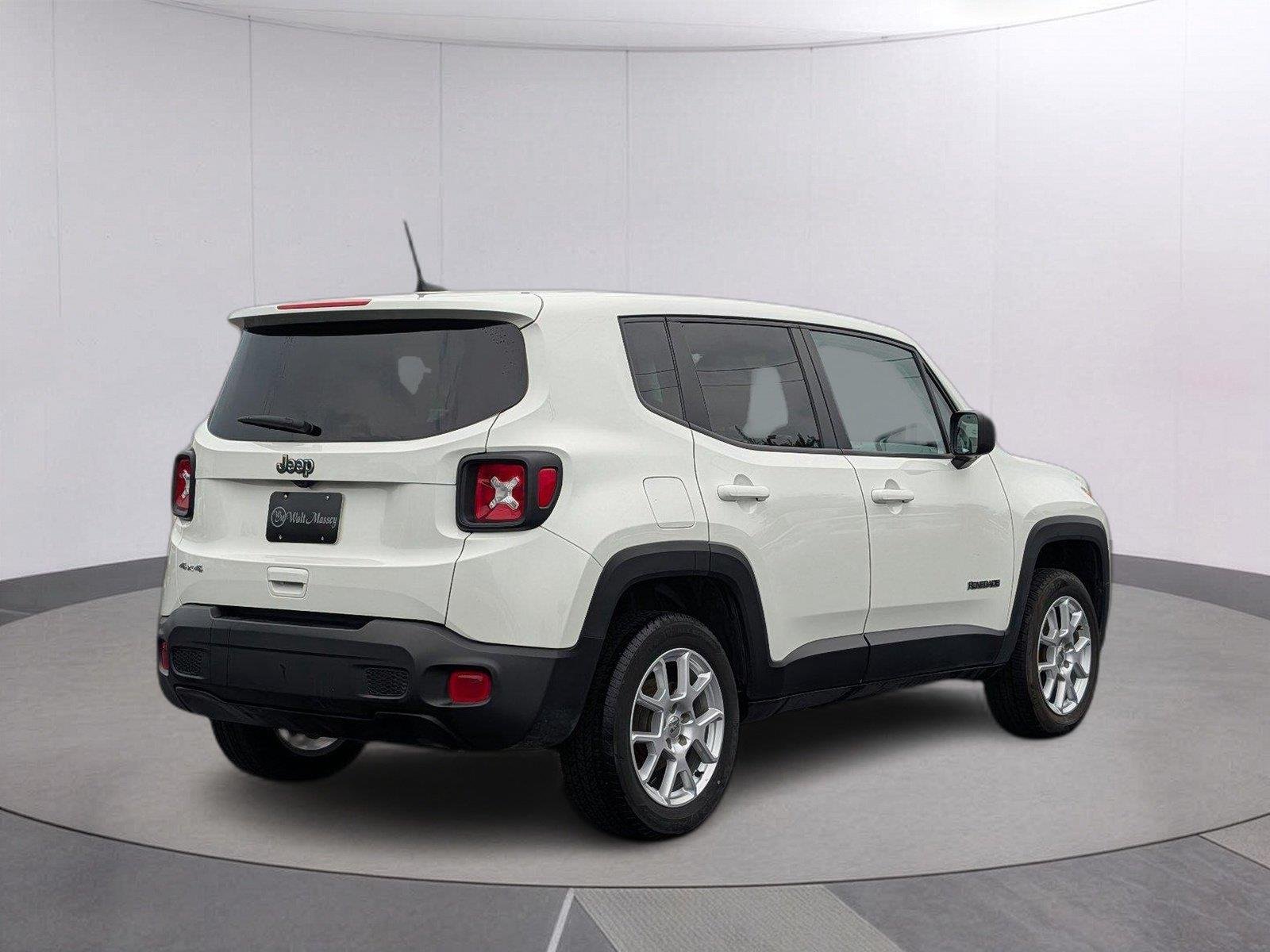 Used 2023 Alpine White Clearcoat Jeep Latitude image 5