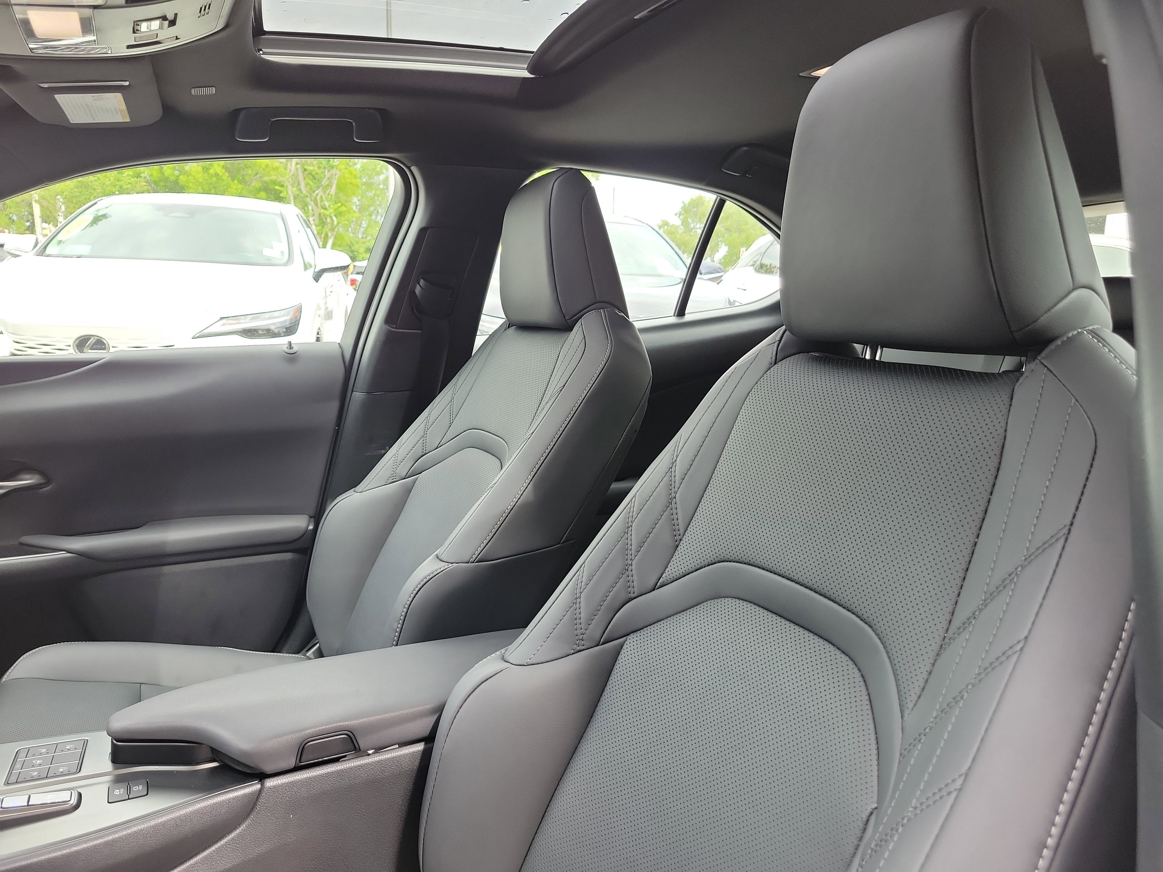 2025 Lexus UX Hybrid 300h F Sport Design - Photo 21
