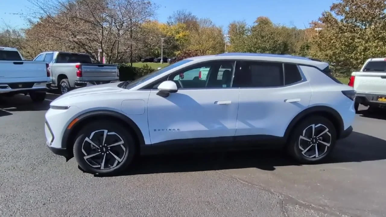 New 2026 Summit White Chevrolet LT image 39