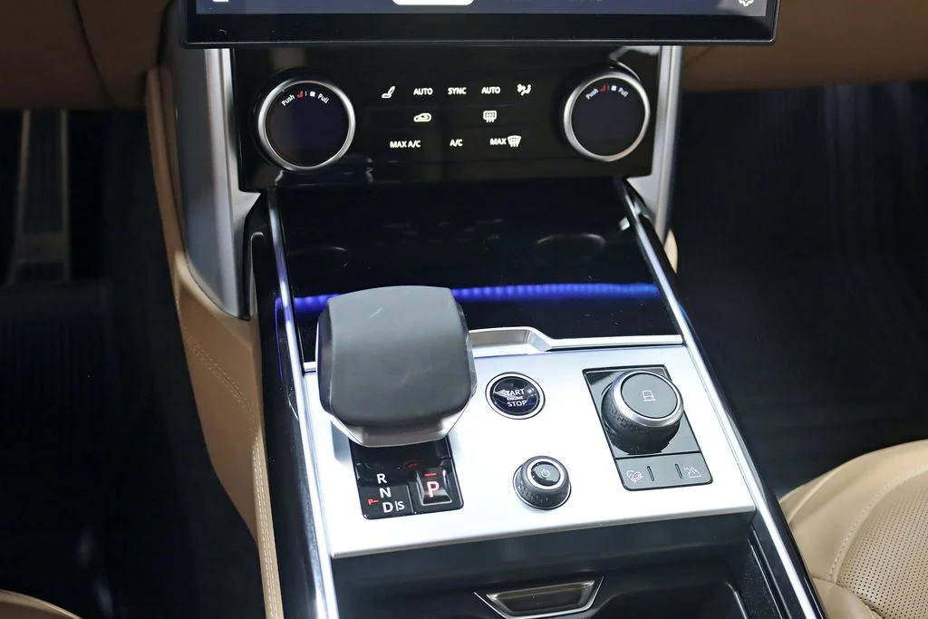 Used 2023  Land Rover SE image 26