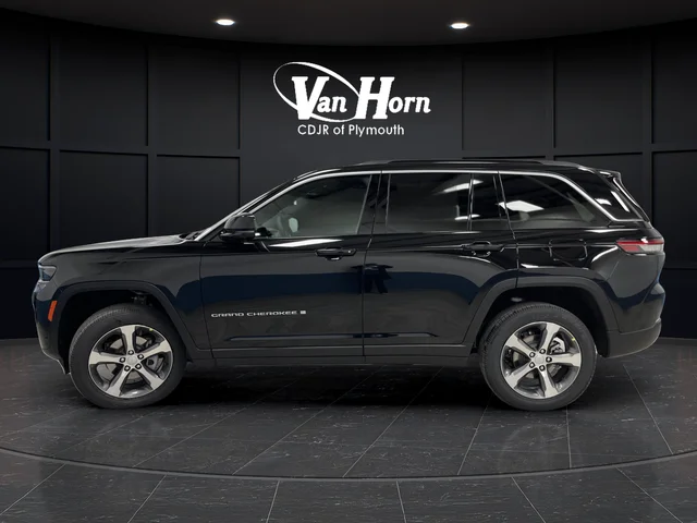 New 2026 Diamond Black Crystal Pearl-Coat Exterior Paint Jeep Limited image 13