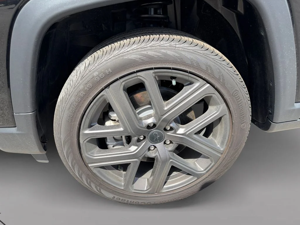 New 2026 Diamond Black Crystal Pearl-Coat Exterior Paint Jeep Limited image 9