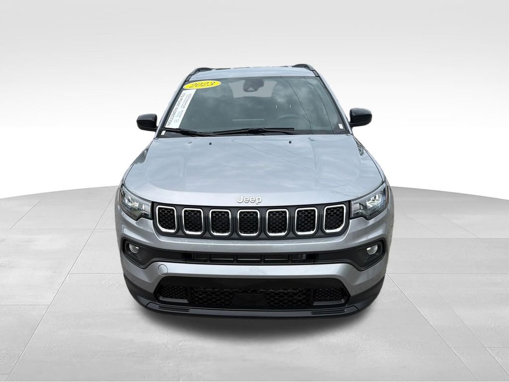 Used 2023 Silver Jeep Latitude Lux image 8