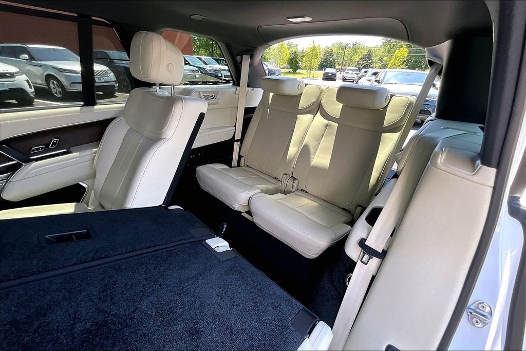Used 2025 White Land Rover SE image 30