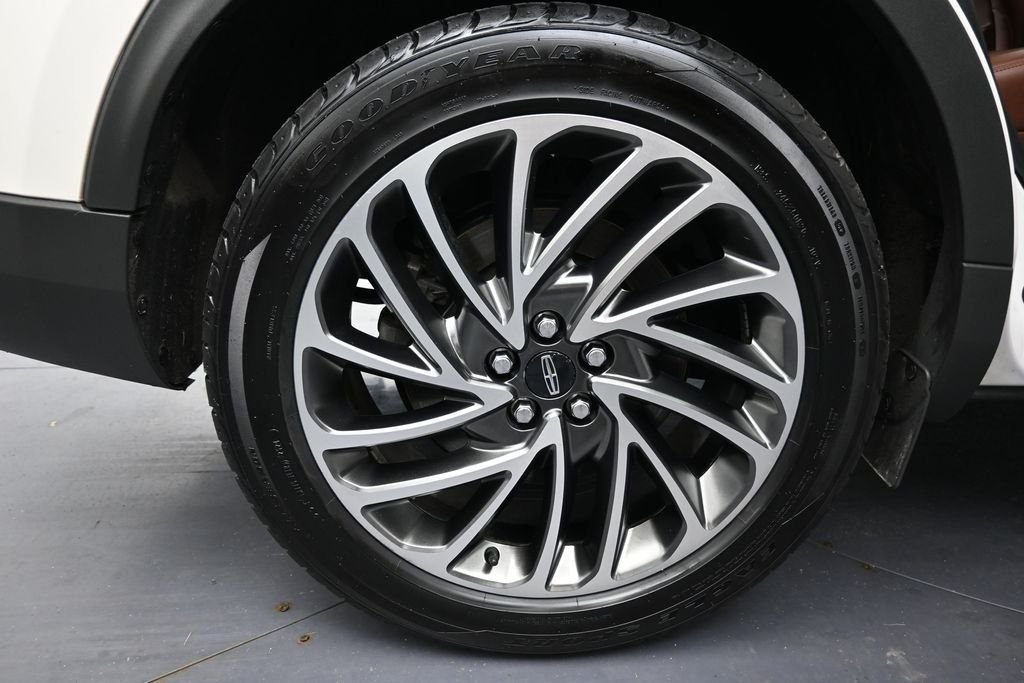 Used 2019 White Platinum Clearcoat Metallic Lincoln Reserve image 33