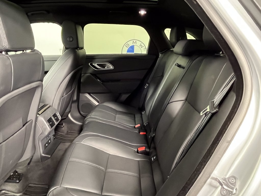 Used 2025  Land Rover Dynamic SE image 4