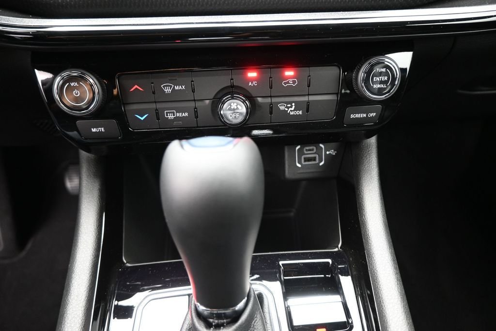 New 2026 Hydro Blue Pearlcoat Jeep Latitude image 7