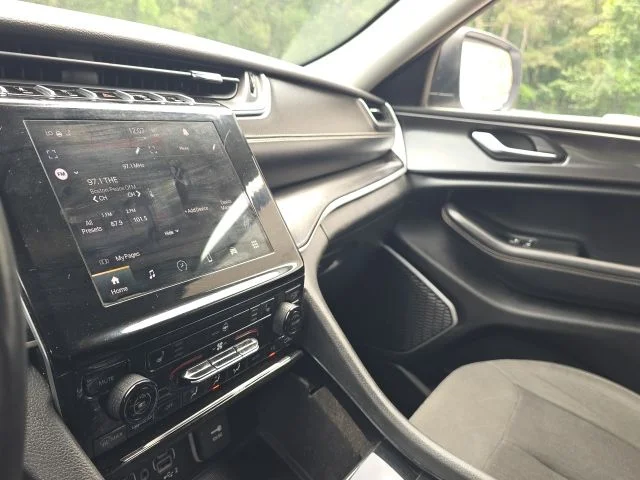 Used 2022 White Jeep Laredo image 28