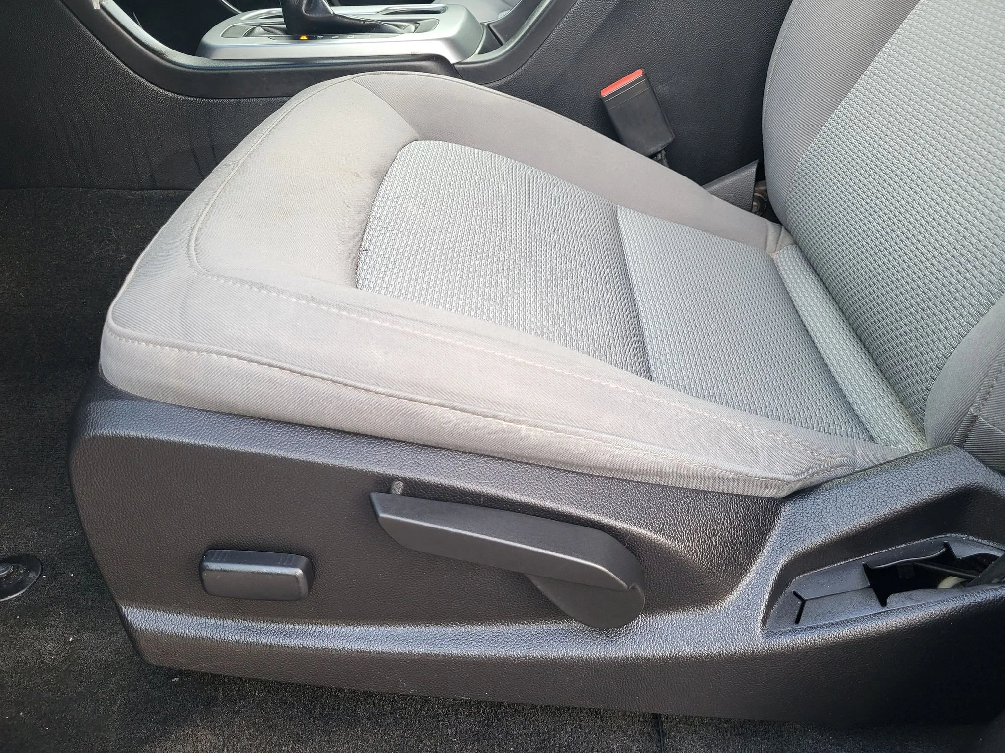 Used 2018 GRAPHITE METALLIC Chevrolet 4WD LT image 19