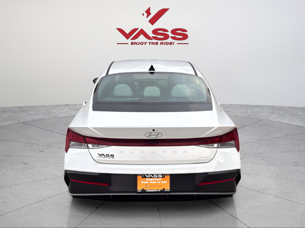 Used 2025 White Hyundai Limited image 4