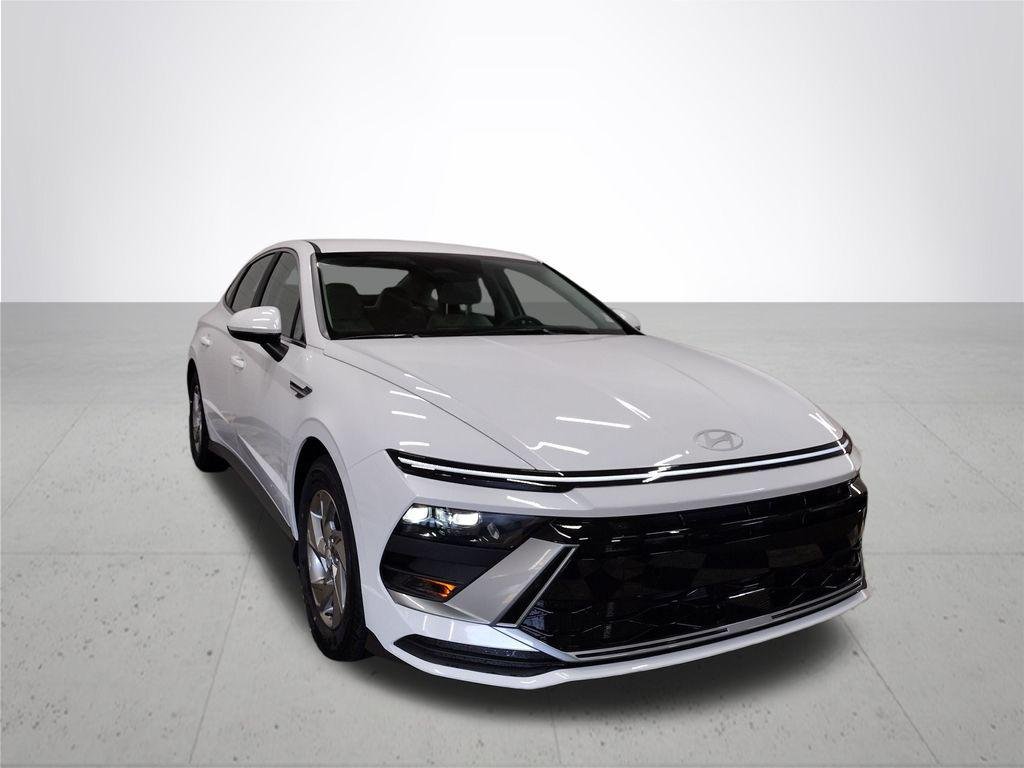New 2026 White Hyundai SE image 4