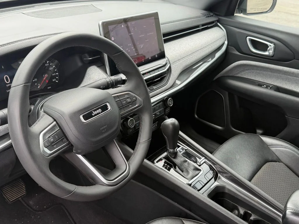 Used 2024 White Jeep Latitude image 19