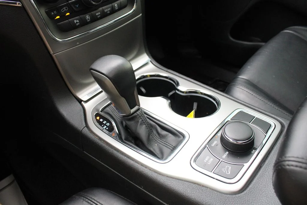 Used 2018 Silver Jeep Limited image 18