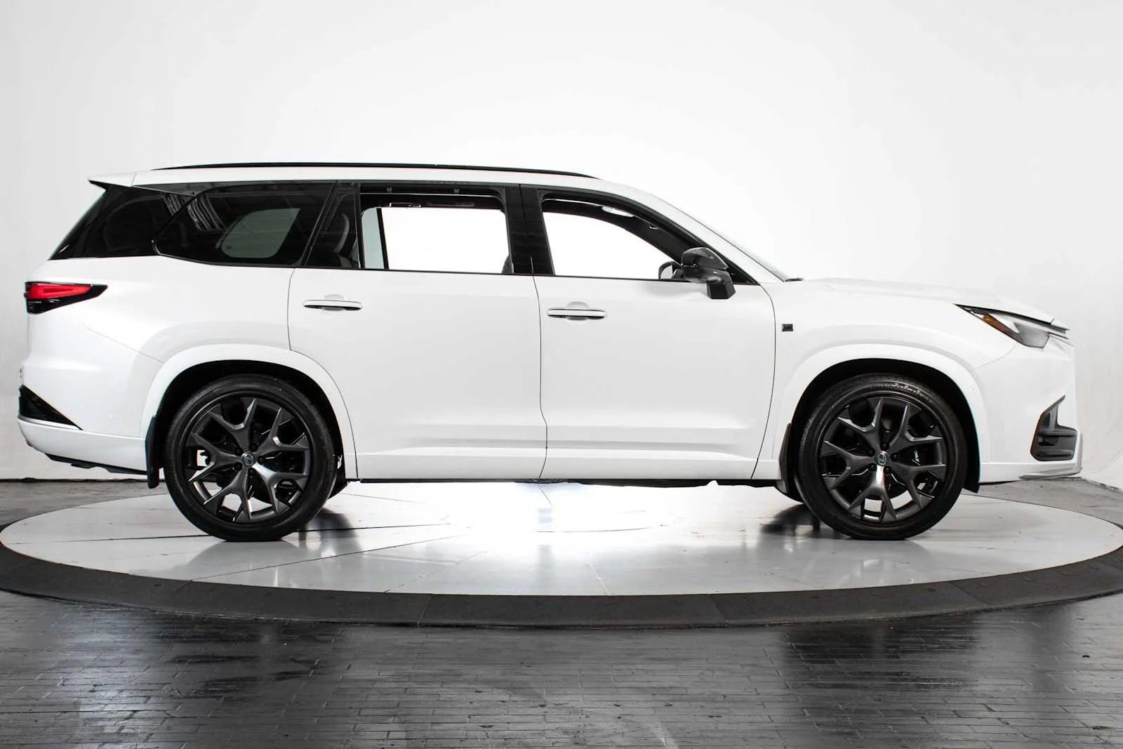 Certified Used 2026 PLATINUM WHITE PEARL MC. Lexus F SPORT Performance Premium image 6
