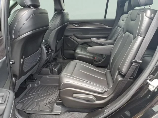 Used 2025  Jeep Limited image 20
