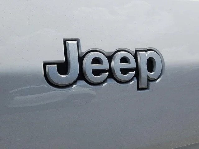 New 2026 Bright White Clear-Coat Exterior Paint Jeep Laredo X image 5