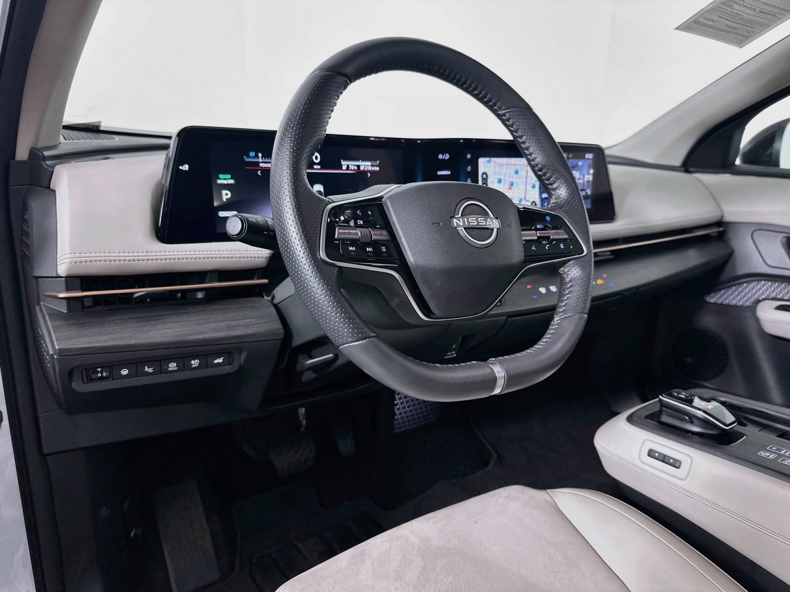 Used 2024 Everest White Pearl Tricoat/Black Diamond Pearl Nissan EMPOWER+ image 9