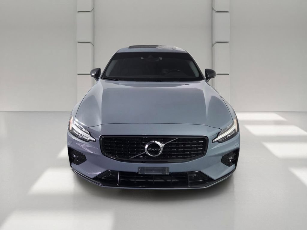 Certified Used 2022 Gray Volvo Momentum image 3