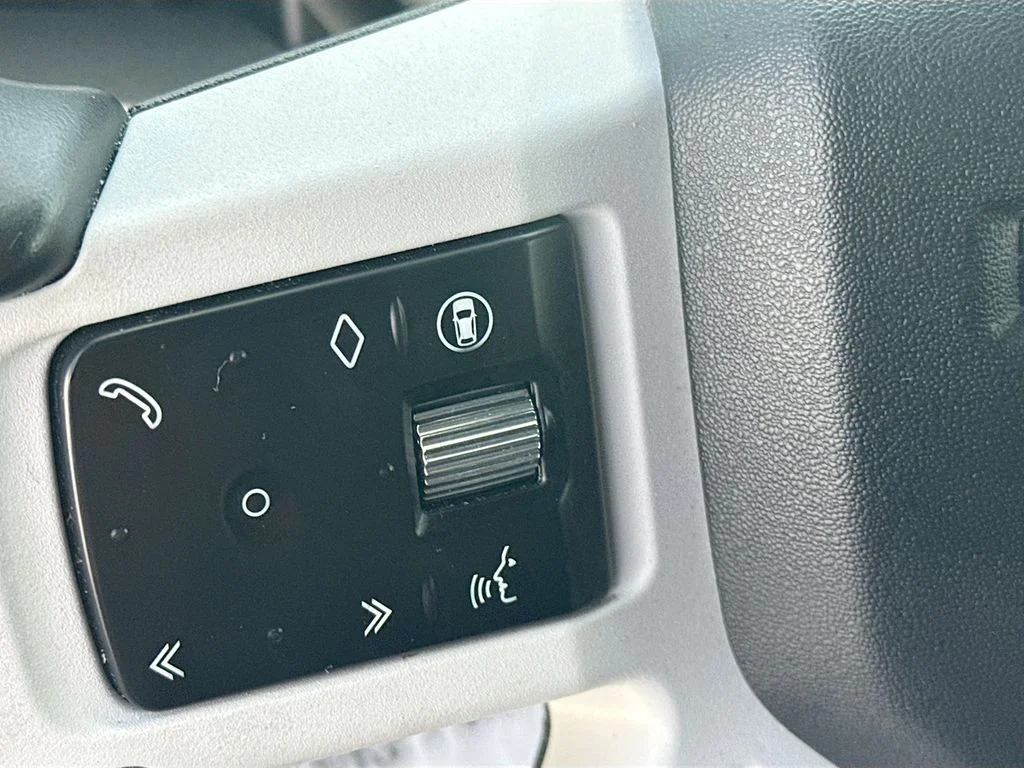 Used 2025  Land Rover S image 11