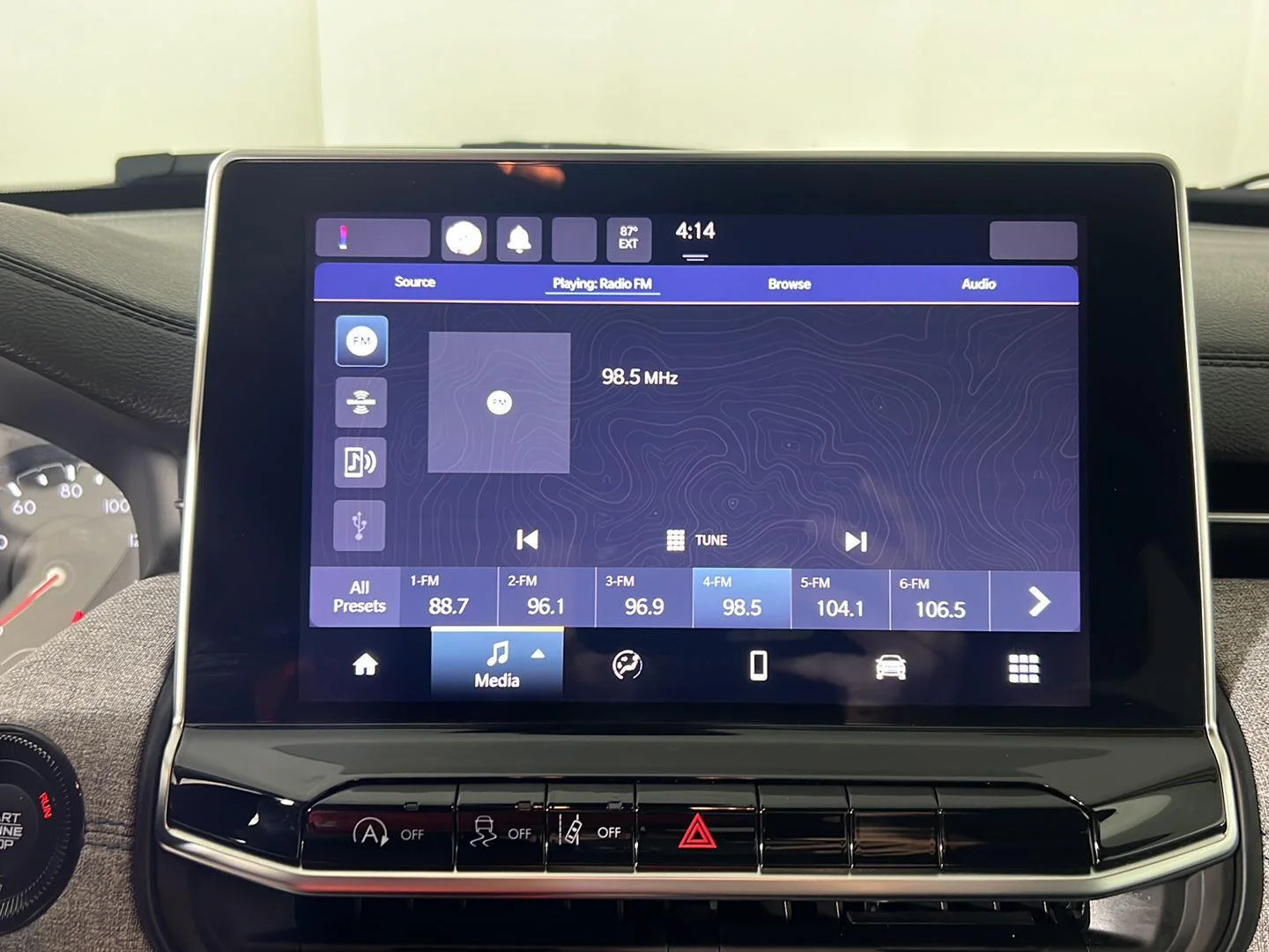 Used 2022 White Jeep Latitude image 24