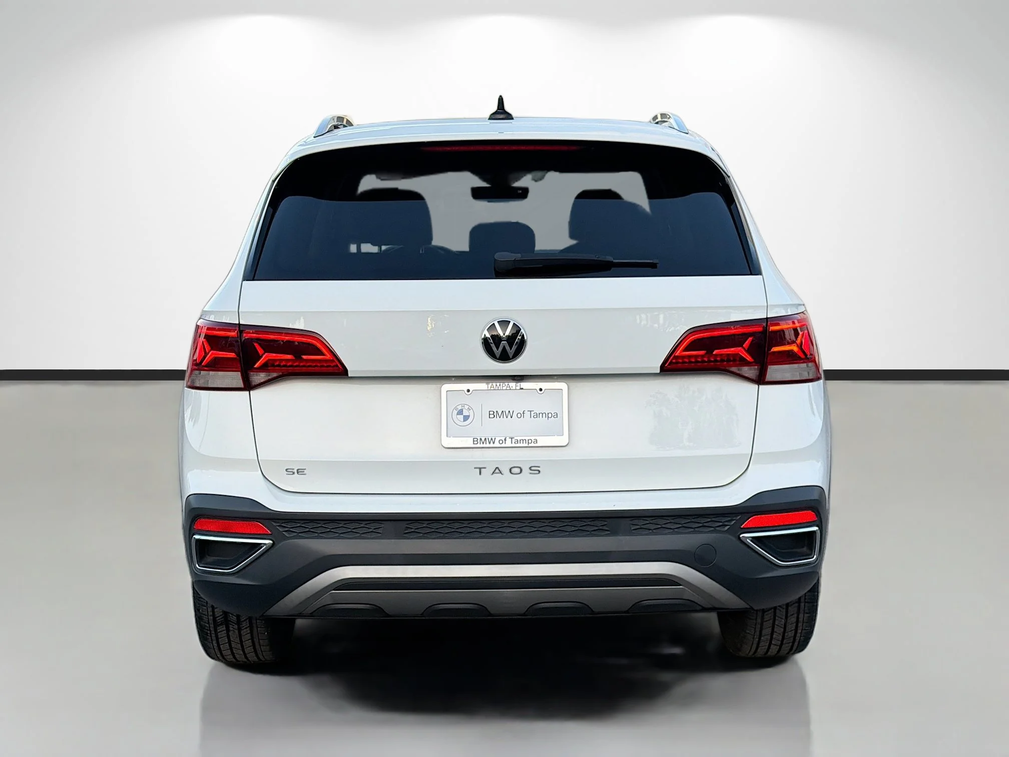 Used 2023 Pure White Volkswagen SE image 4