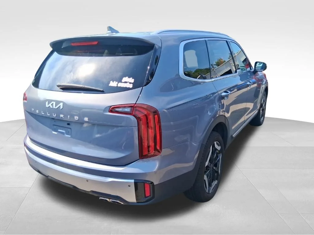 Used 2024 Silver Kia S image 4