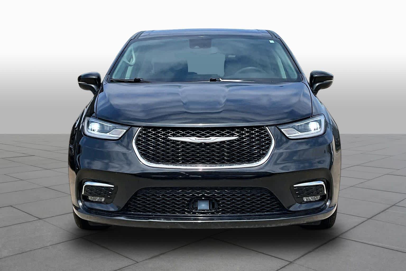 Used 2023 Brilliant Black Crystal Pearlcoat Chrysler Touring L image 3