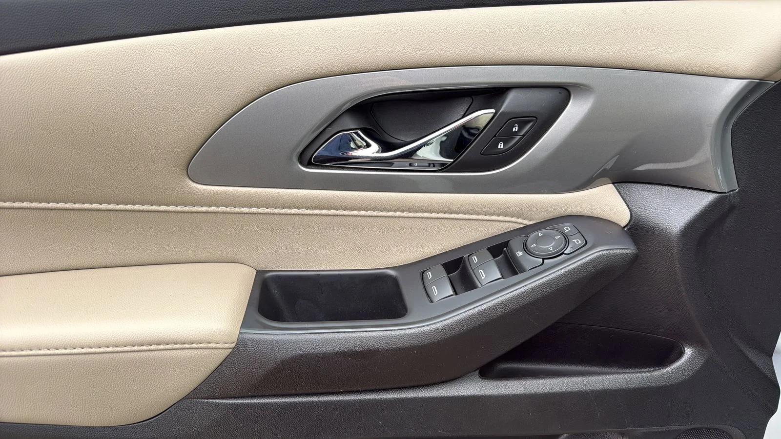 Used 2022 White Chevrolet LS image 11